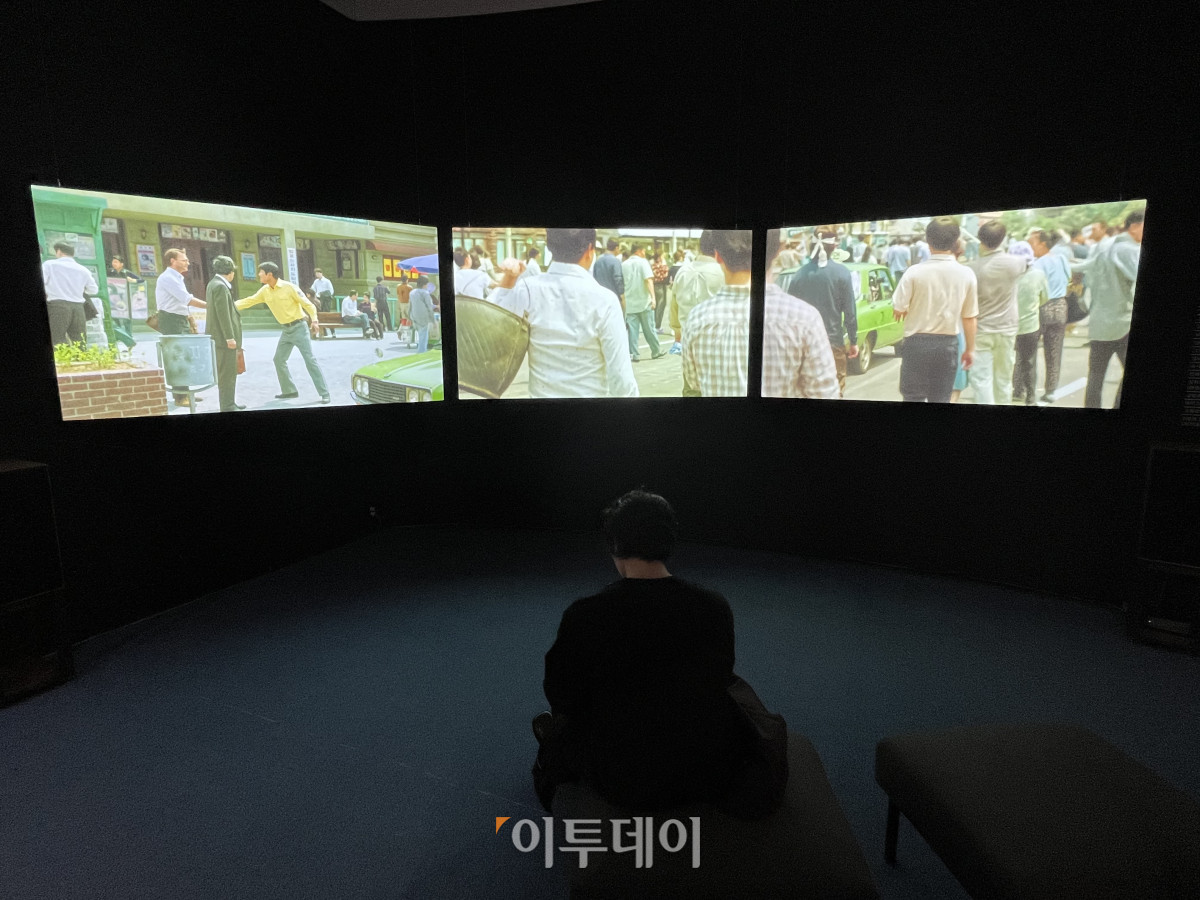 ▲ 한국영상자료원이 24일부터 내년 1월 31일까지 한국영화의 OST 역사를 조망할 수 있는 전시 '디깅 사운드트랙 – 엘피, 카세트, 시디로 듣는 한국영화의 음악들' 개최한다. 이날 영상자료원 내부 영화박물관에서 전시를 관람하고 있는 관객들의 모습. (송석주 기자 ssp@)