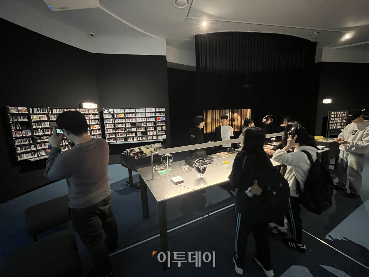 ▲ 한국영상자료원이 24일부터 내년 1월 31일까지 한국영화의 OST 역사를 조망할 수 있는 전시 '디깅 사운드트랙 – 엘피, 카세트, 시디로 듣는 한국영화의 음악들' 개최한다. 이날 영상자료원 내부 영화박물관에서 전시를 관람하고 있는 관객들의 모습. (송석주 기자 ssp@)