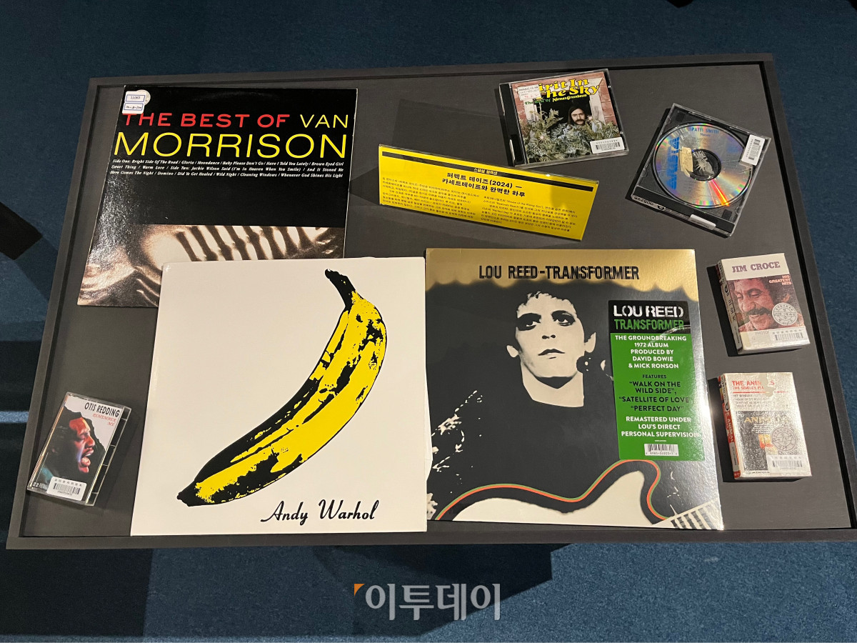 ▲ 한국영상자료원이 24일부터 내년 1월 31일까지 한국영화의 OST 역사를 조망할 수 있는 전시 '디깅 사운드트랙 – 엘피, 카세트, 시디로 듣는 한국영화의 음악들' 개최한다. 이 사진은 영화 '퍼펙트 데이즈'에서 주인공 히라야마가 들었던 음악들을 CD와 카세트테이프 등으로 전시한 모습. (송석주 기자 ssp@)