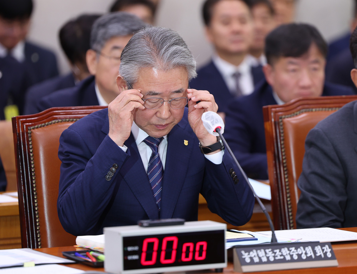 ▲강호동 농협중앙회장이 24일 오전 서울 여의도 국회 농림축산식품해양수산위원회에서 열린 농협중앙회-한국마사회 등에 대한 국정감사에서 안경을 만지고 있다. (사진=뉴시스)
