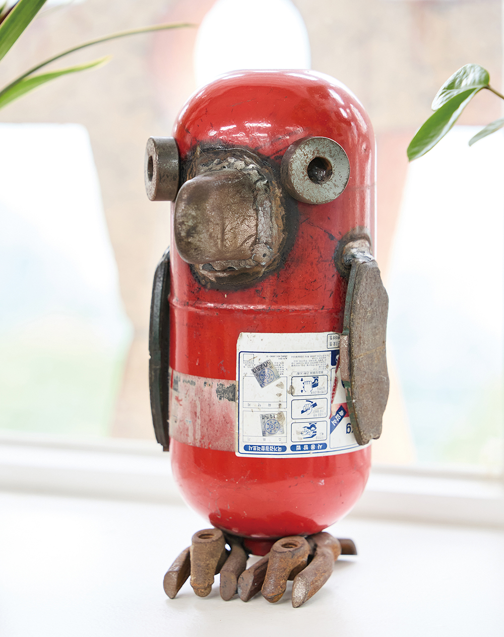 ▲못 쓰는 부품으로 만든 소화기 '불 끄는 펭귄'