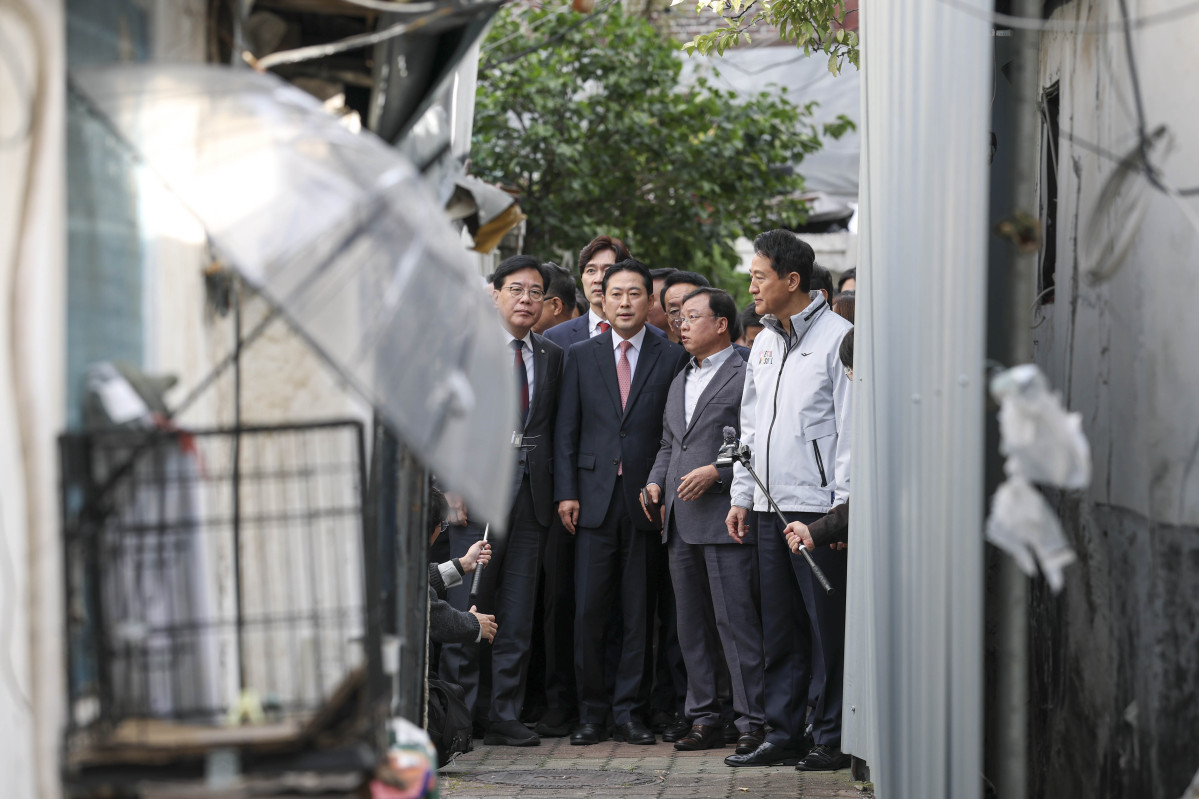 ▲장동혁 국민의힘 대표, 송언석 원내대표, 오세훈 서울시장이 24일 서울 노원구 상계5 재정비촉진구역을 방문해 현장 점검을 하고 있다. (연합뉴스)