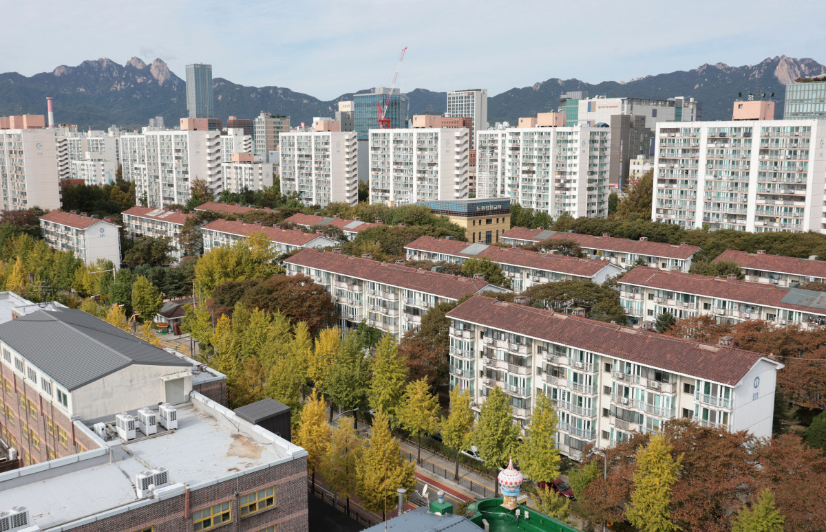▲10·15 부동산 대책 발표에 따라 서울 전역이 조정대상지역·투기과열지구로 지정되면서 주요 재건축·재개발 정비사업지의 정비사업이 상당 부분 지연될 것으로 예상되는 24일 서울 노원구 상계주공5단지와 일대 아파트 모습. (연합뉴스)