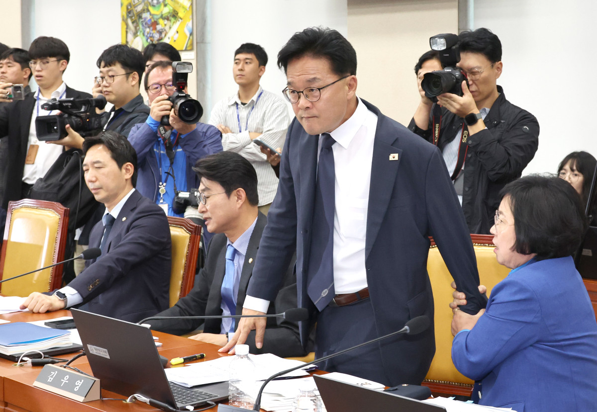 ▲김우영 더불어민주당 의원이 14일 서울 여의도 국회에서 열린 과학기술정보방송통신위원회 국정감사에서 박정훈 국민의힘 의원을 노려보고 있다. 2025.10.14. (뉴시스)