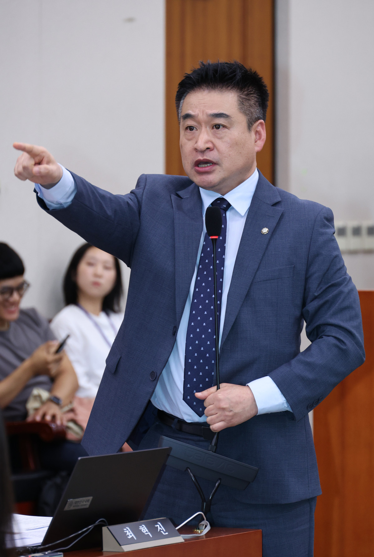 ▲최혁진 무소속 의원이 16일 서울 여의도 국회에서 열린 법제사법위원회 국정감사에서 국민의힘 의원들을 향해 의사진행발언을 하고 있다. 2025.10.16. (뉴시스)