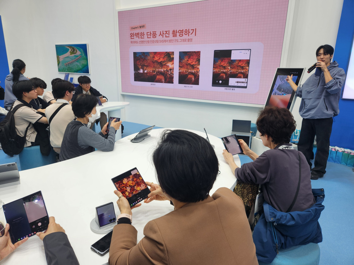 ▲관람객들이 삼성전자 ‘갤럭시 Z 폴드7 ’를 이용해 ‘갤럭시 AI 클래스’에 참여하고 있다.(윤나래 기자)