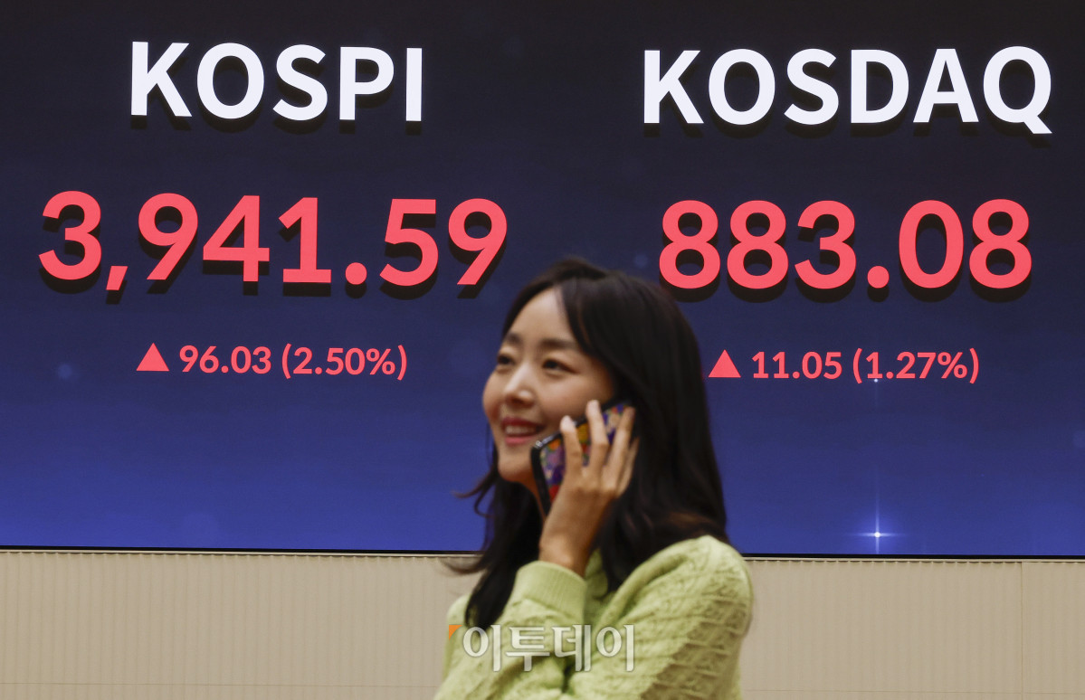 ▲반도체 투톱인 삼성전자와 SK하이닉스 급등에 힘입어 코스피가 3940선을 돌파하며 사상 최고치를 경신했다. 24일 서울 영등포구 KRX 한국거래소 서울사무소 전광판에 코스피, 코스닥이 표시돼 있다. 이날 코스피 지수는 전 거래일보다 96.03(2.50%) 포인트 상승한 3941.59를 코스닥 지수는 11.05(1.27%) 포인트 상승한 883.08을 나타냈다. 조현호 기자 hyunho@