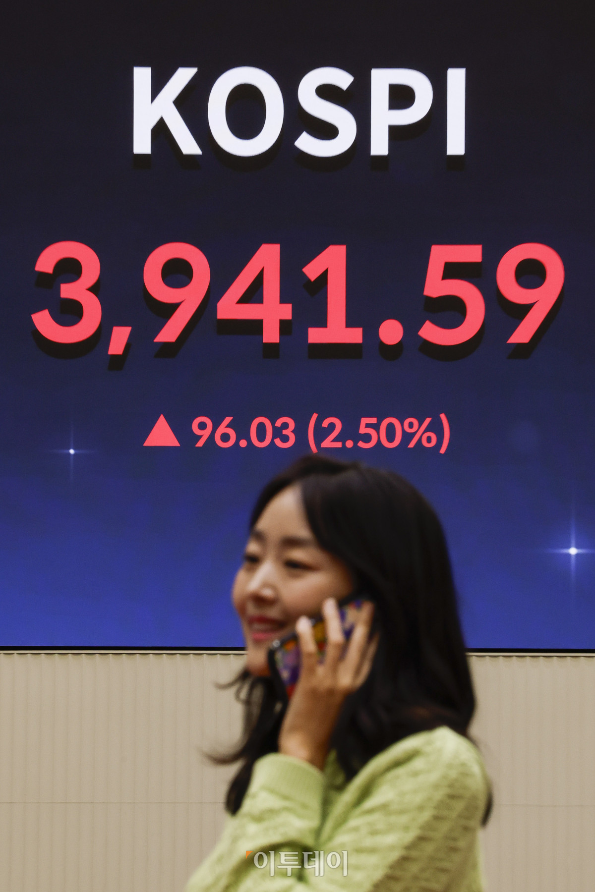 ▲반도체 투톱인 삼성전자와 SK하이닉스 급등에 힘입어 코스피가 3940선을 돌파하며 사상 최고치를 경신했다. 24일 서울 영등포구 KRX 한국거래소 서울사무소 전광판에 코스피가 표시돼 있다. 이날 코스피 지수는 전 거래일보다 96.03(2.50%) 포인트 상승한 3941.59를 나타냈다. 조현호 기자 hyunho@