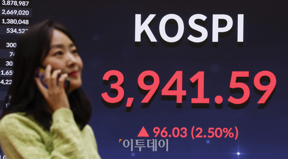 ▲반도체 투톱인 삼성전자와 SK하이닉스 급등에 힘입어 코스피가 3940선을 돌파하며 사상 최고치를 경신했다. 24일 서울 영등포구 KRX 한국거래소 서울사무소 전광판에 코스피가 표시돼 있다. 이날 코스피 지수는 전 거래일보다 96.03(2.50%) 포인트 상승한 3941.59를 나타냈다. 조현호 기자 hyunho@