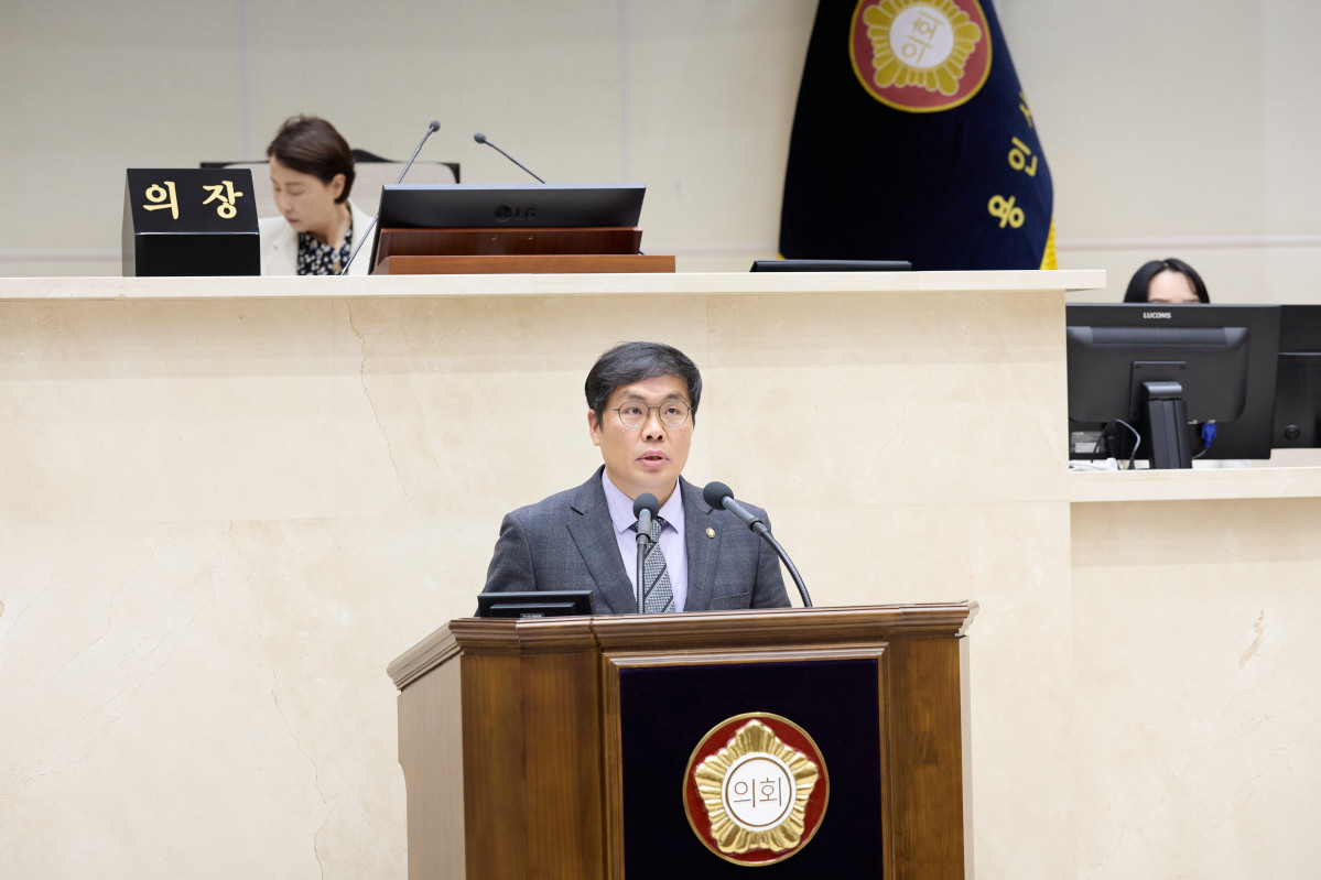 ▲임현수 용인특례시의회 의원이 24일 의회 회의장 연단에서 청소년수련원의 생활체육 복합단지 전환을 제안하며 공식 발언하고 있다. (용인특례시의회)