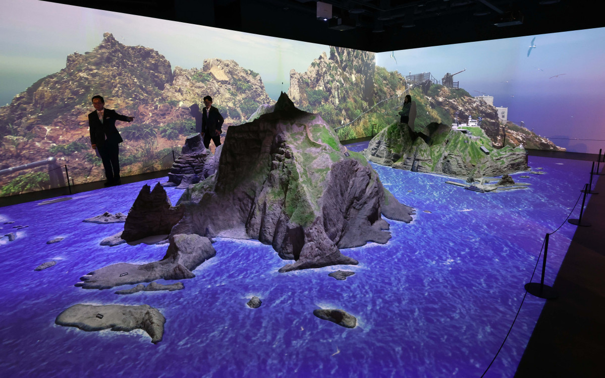 ▲24일 서울 영등포구 타임스퀘어 내 독도체험관에서 시민들이 체험관을 둘러보고 있다. 7월부터 전시·교육 환경 개선을 위한 공사에 돌입해 일시적으로 휴관했던 동북아역사재단 독도체험관은 ‘독도의날’인 25일부터 일반 관객들에게 개방, 독도를 생생하게 만날 수 있다. 새로 생긴 실감 영상실에서는 4면에 걸친 대형 화면을 통해 독도에서 직접 촬영한 초고화질(4K) 영상을 선보인다. 신태현 기자 holjjak@