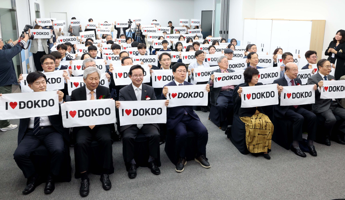 ▲24일 서울 영등포구 타임스퀘어 내 동북아역사재단 독도체험관에서 열린 재개관식에서 박지향 재단 이사장, 최교진 교육부 장관, 최호권 영등포구청장, 박경서 전 대한적십자사 회장, 오세정 전 서울대 총장 등이 축하 퍼포먼스를 하고 있다. 7월부터 전시·교육 환경 개선을 위한 공사에 돌입해 일시적으로 휴관했던 독도체험관은 ‘독도의날’인 25일부터 일반 관객들에게 개방, 독도를 생생하게 만날 수 있다. 새로 생긴 실감 영상실에서는 4면에 걸친 대형 화면을 통해 독도에서 직접 촬영한 초고화질(4K) 영상을 선보인다. 신태현 기자 holjjak@