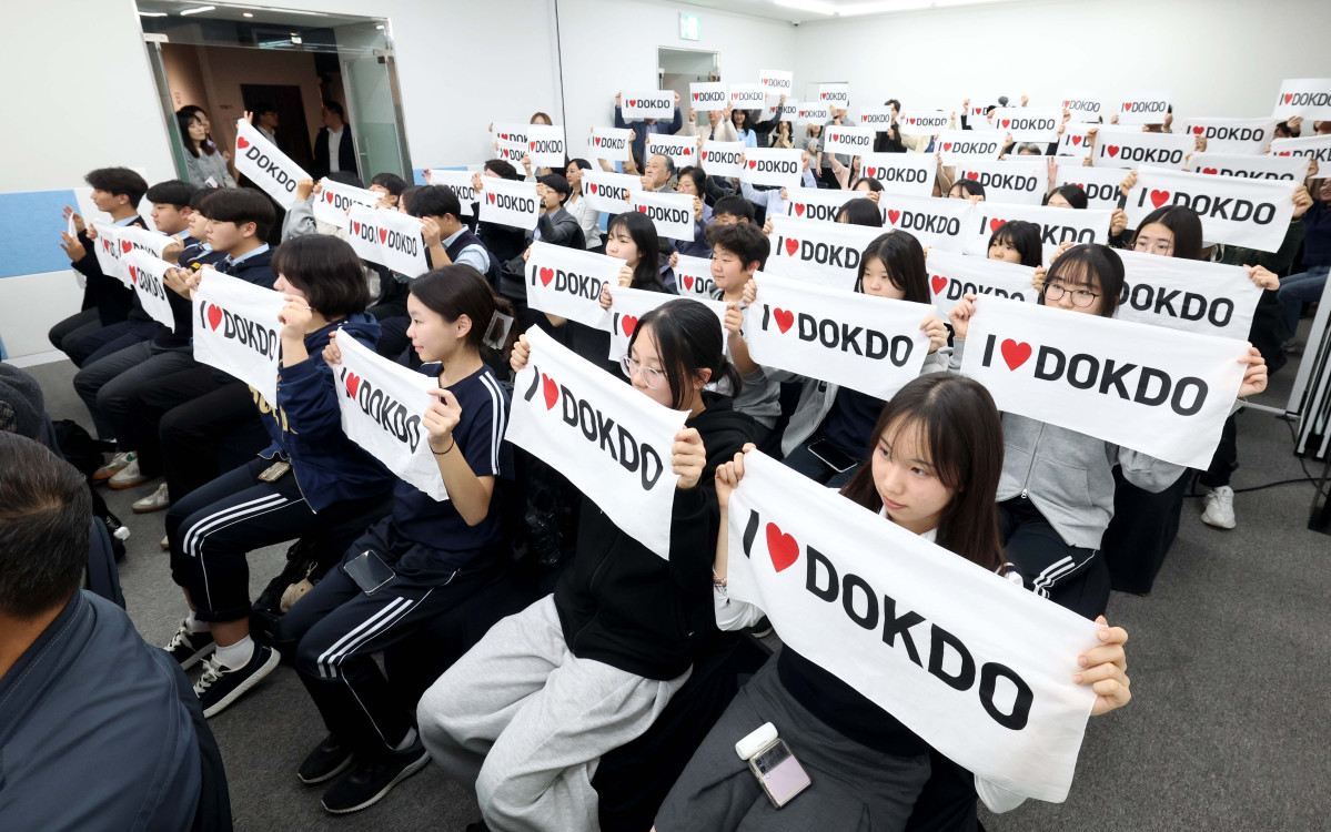 ▲24일 서울 영등포구 타임스퀘어 내 독도체험관에서 열린 재개관식에서 학생들이 축하 퍼포먼스를 하고 있다. 7월부터 전시·교육 환경 개선을 위한 공사에 돌입해 일시적으로 휴관했던 동북아역사재단 독도체험관은 ‘독도의날’인 25일부터 일반 관객들에게 개방, 독도를 생생하게 만날 수 있다. 새로 생긴 실감 영상실에서는 4면에 걸친 대형 화면을 통해 독도에서 직접 촬영한 초고화질(4K) 영상을 선보인다. 신태현 기자 holjjak@