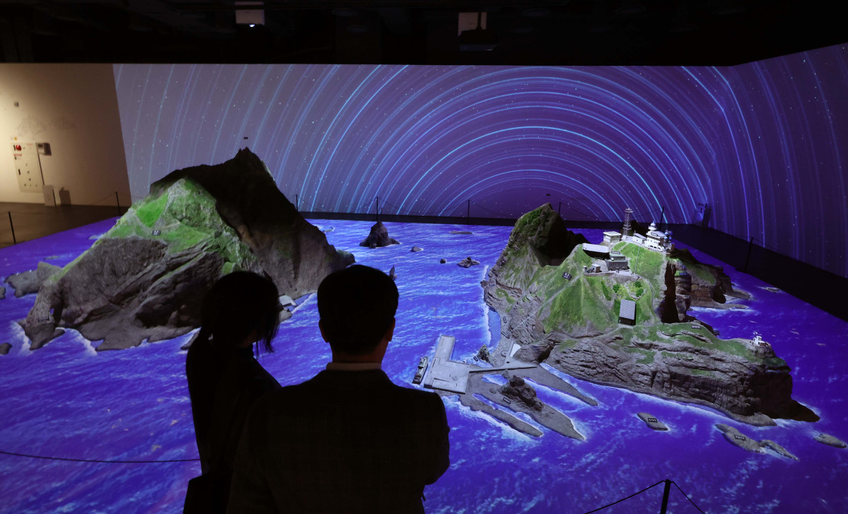 ▲24일 서울 영등포구 타임스퀘어 내 독도체험관에서 시민들이 체험관을 둘러보고 있다. 7월부터 전시·교육 환경 개선을 위한 공사에 돌입해 일시적으로 휴관했던 동북아역사재단 독도체험관은 ‘독도의날’인 25일부터 일반 관객들에게 개방, 독도를 생생하게 만날 수 있다. 새로 생긴 실감 영상실에서는 4면에 걸친 대형 화면을 통해 독도에서 직접 촬영한 초고화질(4K) 영상을 선보인다. 신태현 기자 holjjak@