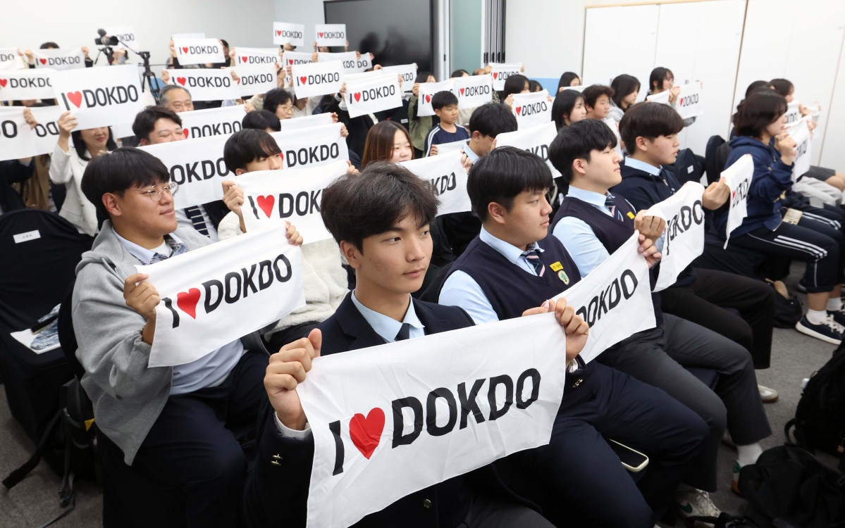 ▲24일 서울 영등포구 타임스퀘어 내 독도체험관에서 열린 재개관식에서 학생들이 축하 퍼포먼스를 하고 있다. 7월부터 전시·교육 환경 개선을 위한 공사에 돌입해 일시적으로 휴관했던 동북아역사재단 독도체험관은 ‘독도의날’인 25일부터 일반 관객들에게 개방, 독도를 생생하게 만날 수 있다. 새로 생긴 실감 영상실에서는 4면에 걸친 대형 화면을 통해 독도에서 직접 촬영한 초고화질(4K) 영상을 선보인다. 신태현 기자 holjjak@