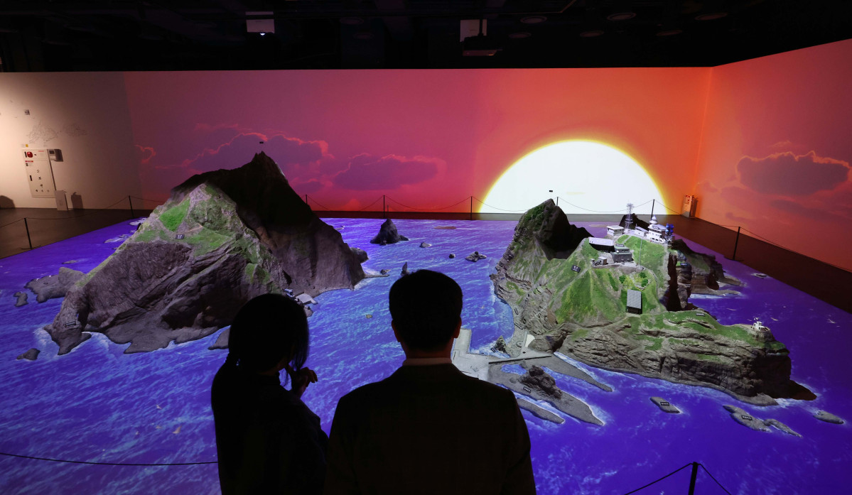 ▲24일 서울 영등포구 타임스퀘어 내 독도체험관에서 시민들이 체험관을 둘러보고 있다. (신태현 기자 holjjak@)