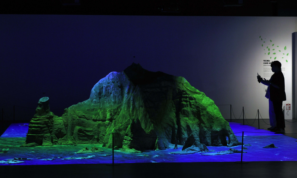 ▲24일 서울 영등포구 타임스퀘어 내 독도체험관에서 시민들이 체험관을 둘러보고 있다. 7월부터 전시·교육 환경 개선을 위한 공사에 돌입해 일시적으로 휴관했던 동북아역사재단 독도체험관은 ‘독도의날’인 25일부터 일반 관객들에게 개방, 독도를 생생하게 만날 수 있다. 새로 생긴 실감 영상실에서는 4면에 걸친 대형 화면을 통해 독도에서 직접 촬영한 초고화질(4K) 영상을 선보인다. 신태현 기자 holjjak@