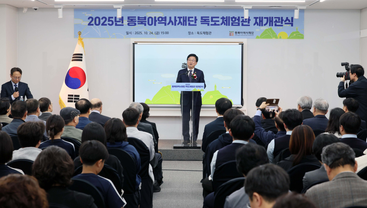 ▲최교진 교육부 장관이 24일 서울 영등포구 타임스퀘어 내 독도체험관에서 열린 재개관식에서 축사를 하고 있다. 7월부터 전시·교육 환경 개선을 위한 공사에 돌입해 일시적으로 휴관했던 동북아역사재단 독도체험관은 ‘독도의날’인 25일부터 일반 관객들에게 개방, 독도를 생생하게 만날 수 있다. 새로 생긴 실감 영상실에서는 4면에 걸친 대형 화면을 통해 독도에서 직접 촬영한 초고화질(4K) 영상을 선보인다. 신태현 기자 holjjak@