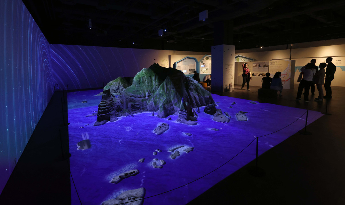 ▲24일 서울 영등포구 타임스퀘어 내 독도체험관에서 시민들이 체험관을 둘러보고 있다. 7월부터 전시·교육 환경 개선을 위한 공사에 돌입해 일시적으로 휴관했던 동북아역사재단 독도체험관은 ‘독도의날’인 25일부터 일반 관객들에게 개방, 독도를 생생하게 만날 수 있다. 새로 생긴 실감 영상실에서는 4면에 걸친 대형 화면을 통해 독도에서 직접 촬영한 초고화질(4K) 영상을 선보인다. 신태현 기자 holjjak@