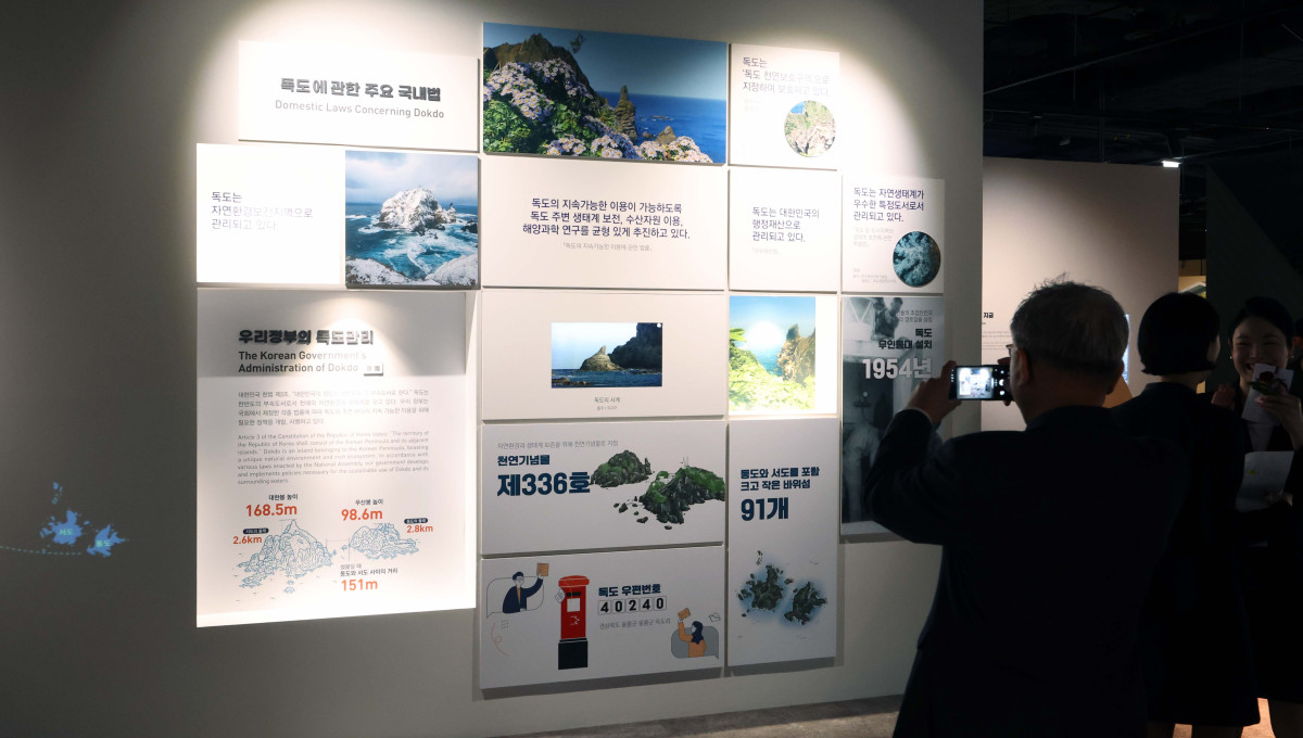 ▲24일 서울 영등포구 타임스퀘어 내 독도체험관에서 시민들이 체험관을 둘러보고 있다. 7월부터 전시·교육 환경 개선을 위한 공사에 돌입해 일시적으로 휴관했던 동북아역사재단 독도체험관은 ‘독도의날’인 25일부터 일반 관객들에게 개방, 독도를 생생하게 만날 수 있다. 새로 생긴 실감 영상실에서는 4면에 걸친 대형 화면을 통해 독도에서 직접 촬영한 초고화질(4K) 영상을 선보인다. 신태현 기자 holjjak@