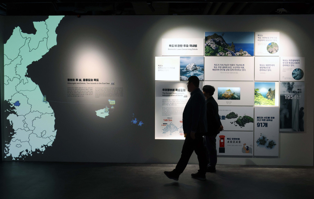 ▲24일 서울 영등포구 타임스퀘어 내 독도체험관에서 시민들이 체험관을 둘러보고 있다. 7월부터 전시·교육 환경 개선을 위한 공사에 돌입해 일시적으로 휴관했던 동북아역사재단 독도체험관은 ‘독도의날’인 25일부터 일반 관객들에게 개방, 독도를 생생하게 만날 수 있다. 새로 생긴 실감 영상실에서는 4면에 걸친 대형 화면을 통해 독도에서 직접 촬영한 초고화질(4K) 영상을 선보인다. 신태현 기자 holjjak@