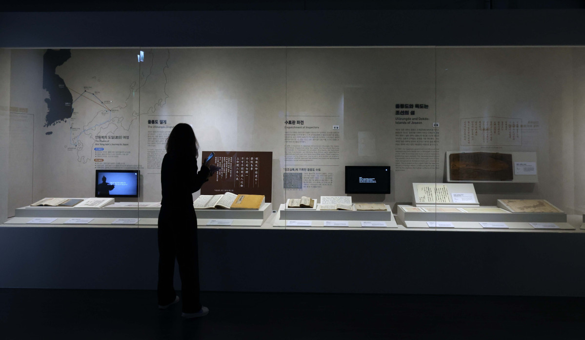 ▲24일 서울 영등포구 타임스퀘어 내 독도체험관에서 시민들이 체험관을 둘러보고 있다. 7월부터 전시·교육 환경 개선을 위한 공사에 돌입해 일시적으로 휴관했던 동북아역사재단 독도체험관은 ‘독도의날’인 25일부터 일반 관객들에게 개방, 독도를 생생하게 만날 수 있다. 새로 생긴 실감 영상실에서는 4면에 걸친 대형 화면을 통해 독도에서 직접 촬영한 초고화질(4K) 영상을 선보인다. 신태현 기자 holjjak@