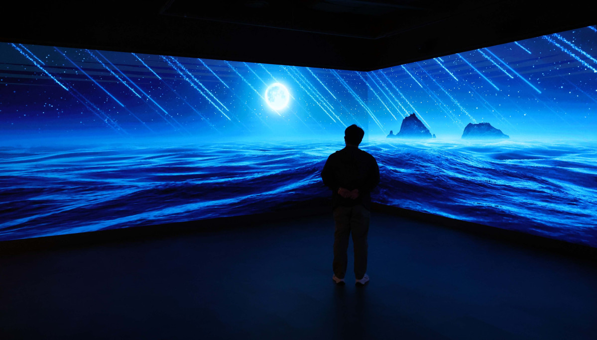 ▲24일 서울 영등포구 타임스퀘어 내 독도체험관에서 시민들이 체험관을 둘러보고 있다. 7월부터 전시·교육 환경 개선을 위한 공사에 돌입해 일시적으로 휴관했던 동북아역사재단 독도체험관은 ‘독도의날’인 25일부터 일반 관객들에게 개방, 독도를 생생하게 만날 수 있다. 새로 생긴 실감 영상실에서는 4면에 걸친 대형 화면을 통해 독도에서 직접 촬영한 초고화질(4K) 영상을 선보인다. 신태현 기자 holjjak@