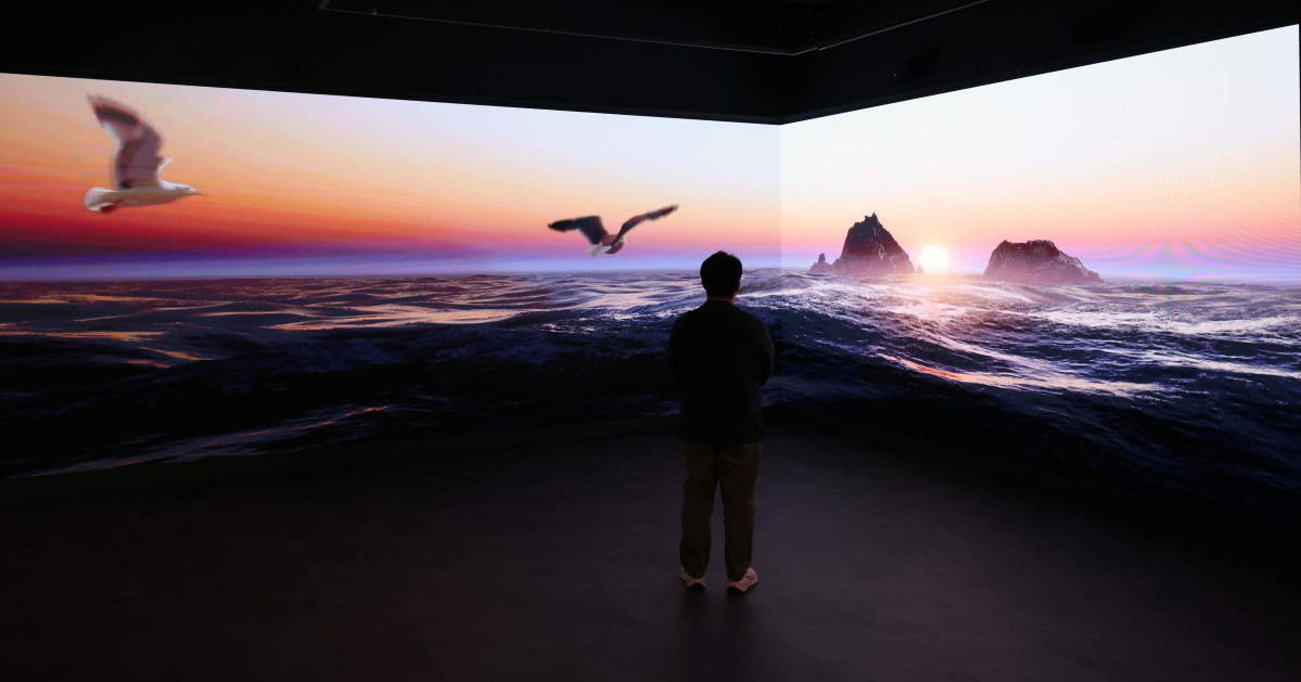 ▲24일 서울 영등포구 타임스퀘어 내 독도체험관에서 시민들이 체험관을 둘러보고 있다. 7월부터 전시·교육 환경 개선을 위한 공사에 돌입해 일시적으로 휴관했던 동북아역사재단 독도체험관은 ‘독도의날’인 25일부터 일반 관객들에게 개방, 독도를 생생하게 만날 수 있다. 새로 생긴 실감 영상실에서는 4면에 걸친 대형 화면을 통해 독도에서 직접 촬영한 초고화질(4K) 영상을 선보인다. 신태현 기자 holjjak@