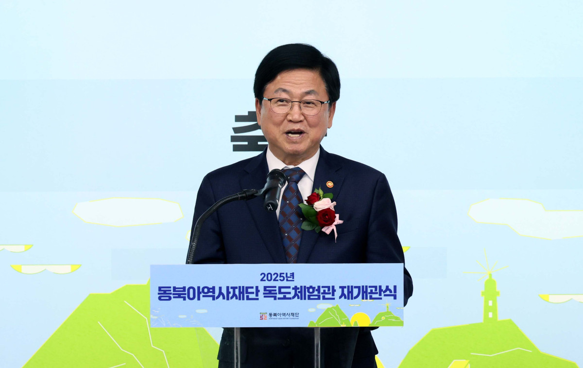 ▲최교진 교육부 장관이 24일 서울 영등포구 타임스퀘어 내 독도체험관에서 열린 재개관식에서 축사를 하고 있다. 7월부터 전시·교육 환경 개선을 위한 공사에 돌입해 일시적으로 휴관했던 동북아역사재단 독도체험관은 ‘독도의날’인 25일부터 일반 관객들에게 개방, 독도를 생생하게 만날 수 있다. 새로 생긴 실감 영상실에서는 4면에 걸친 대형 화면을 통해 독도에서 직접 촬영한 초고화질(4K) 영상을 선보인다. 신태현 기자 holjjak@