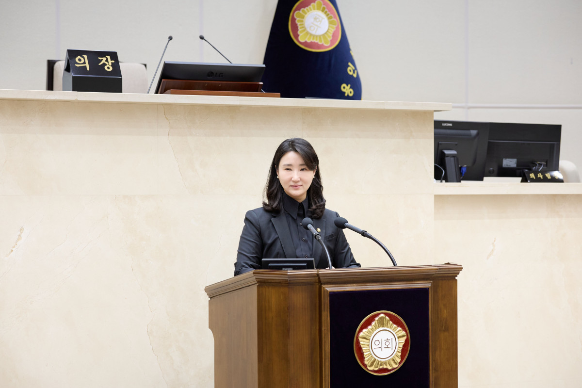 ▲박은선 용인특례시의회 의원이 제296회 임시회 본회의에서 아동안전대응체계 구축의 필요성을 강조하며 연단에서 발언하고 있다. (용인특례시의회)