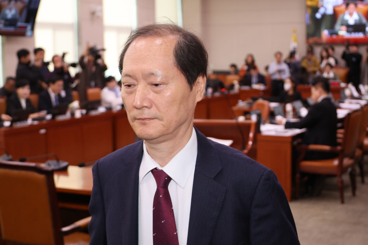 ▲이완규 전 법제처장이 24일 서울 여의도 국회 법제사법위원회에서 열린 법제처에 대한 국정감사에서 증인선서 거부 사유를 소명한 뒤 자리로 돌아가고 있다. (연합뉴스)