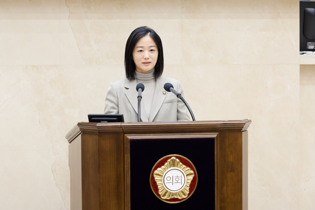 ▲기주옥 용인특례시의회 의원이 의회 연단에서 디지털 교육 정책 강화를 촉구하는 발언을 하고 있다. ( 용인특례시의회)