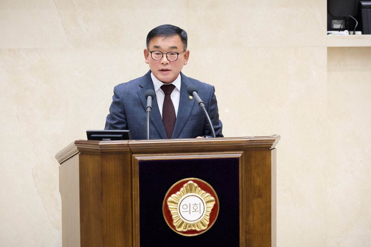 ▲윤원균 용인특례시의회 의원이 24일 열린 제296회 임시회 제2차 본회의에서 미르스타디움의 개선 방안을 발표하고 있다. (용인특례시의회)