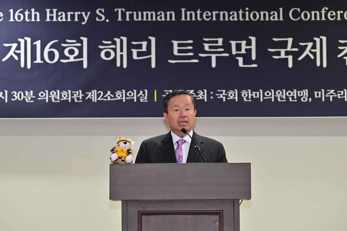 ▲24일 오전 서울 영등포구 국회의원회관 제2소회의실에서 열린 제16회 해리 트루먼 국제 컨퍼런스에서 최문영 미주리대 전교 총장이 개회사를 하고 있다. 올해로 16번째를 맞이한 트루먼 콘퍼런스는 한국전 당시 미주리 출신 미국 제33대 대통령 해리 트루먼의 한미 관계와 우호 증진에 기여한 업적을 기리기 위해 개최되는 국제회의로 미국의 미주리대학과 한국에서 2년에 한 번씩 교차로 개최돼왔다. 한미의원연맹과 미주리대학이 공동으로 개최한 올해 컨퍼런스는 광복 80주년을 맞아 '변화, 혁신, 미래를 향한 한미 협력'을 주제로 민주주의 발전과 원자력,AI 등 한미 과학기술을 논의한다. 사진공동취재단