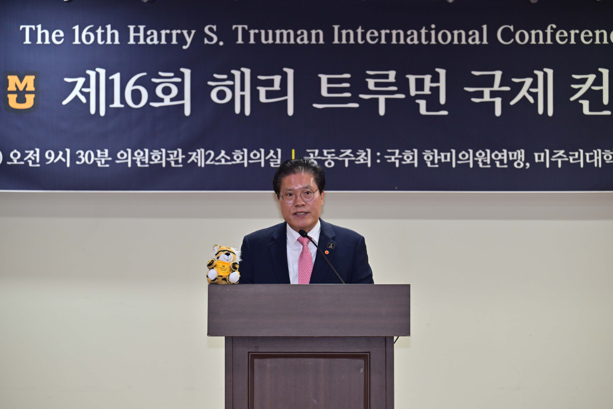 ▲24일 오전 서울 영등포구 국회의원회관 제2소회의실에서 열린 제16회 해리 트루먼 국제 컨퍼런스에서 송석준 국민의힘 의원이 개회사를 하고 있다. 올해로 16번째를 맞이한 트루먼 콘퍼런스는 한국전 당시 미주리 출신 미국 제33대 대통령 해리 트루먼의 한미 관계와 우호 증진에 기여한 업적을 기리기 위해 개최되는 국제회의로 미국의 미주리대학과 한국에서 2년에 한 번씩 교차로 개최돼왔다. 한미의원연맹과 미주리대학이 공동으로 개최한 올해 컨퍼런스는 광복 80주년을 맞아 '변화, 혁신, 미래를 향한 한미 협력'을 주제로 민주주의 발전과 원자력,AI 등 한미 과학기술을 논의한다. 사진공동취재단