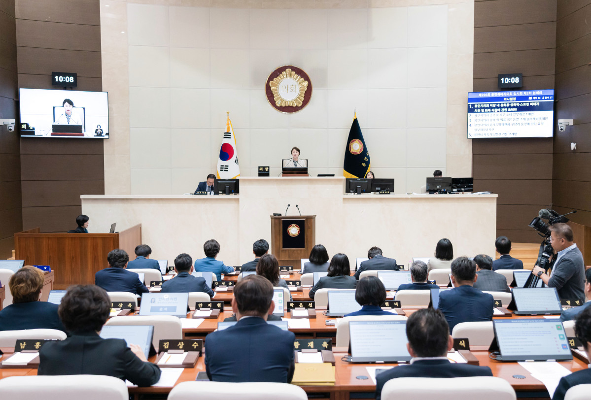 ▲용인특례시의회 제2차 본회의에서 유진선 의장을 비롯한 의원들이 회의 자료를 확인하며 임시회 안건을 심의하고 있다. (용인특례시의회)