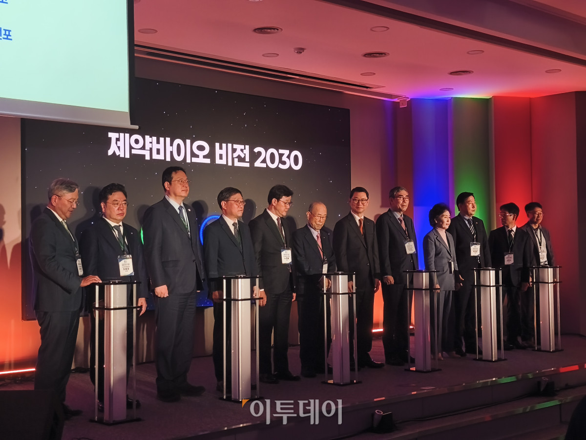 ▲서울 서초구 한국제약바이오협회회관에서 열린 협회 창립 80주년 기념식에서 참가자들이 제약바이오 비전 2030 선포식을 하고 있다. (노상우 기자 nswreal@)