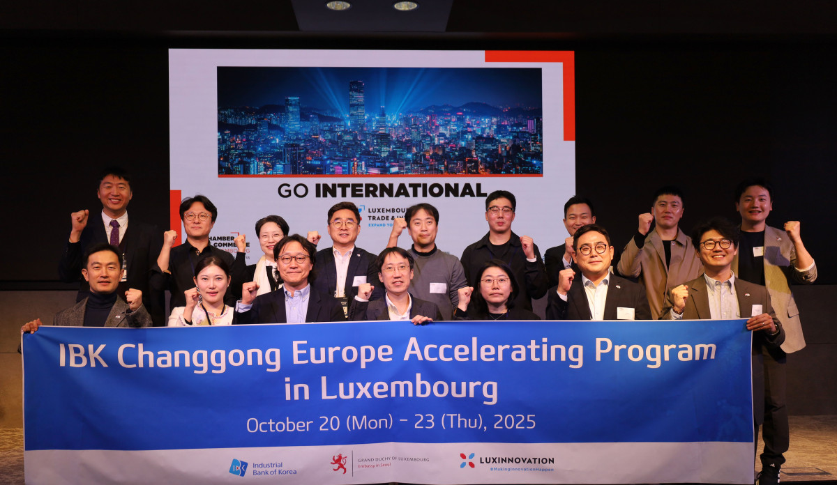 ▲룩셈부르크 상공회의소에서 참여기업 관계자들이 21일 IR 피칭 후 기념촬영을 하고있다. (출처=기업은행)