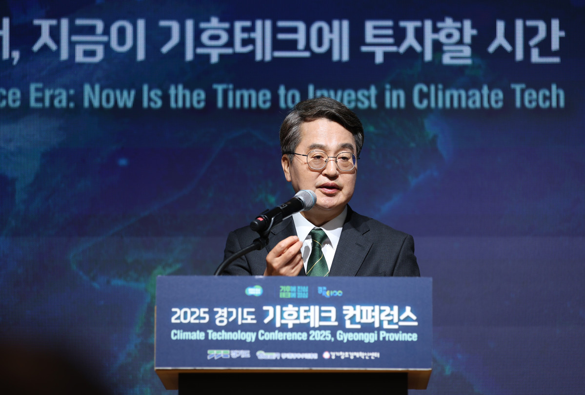 ▲김동연 경기도지사가 2025 경기도 기후테크 컨퍼런스에서 기후기술 및 투자를 주제로 연단에서 연설하고 있다. (경기도)