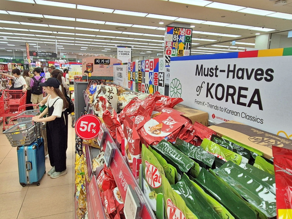 ▲서울 중구에 있는 롯데마트 제타플렉스 서울역점 '머스트 헤브 오브 코리아' 매대에서 상품을 구매하는 외국인들의 모습. (사진제공=롯데쇼핑 )