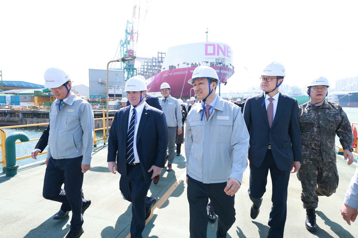 ▲정기선 HD현대 수석부회장이 지난 4월 30일 존 펠란 미 해군성 장관과 함께 HD현대중공업 특수선 야드를 둘러보며 건조 중인 함정들을 소개하고 있다. (사진제공=HD현대)