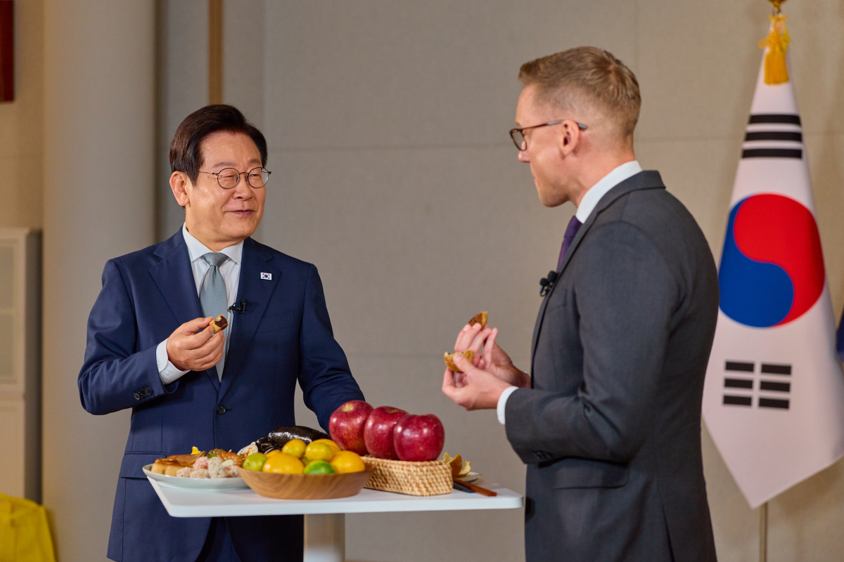 ▲이재명 대통령이 22일 미국 CNN의 윌 리플리 기자와 K-컬쳐 관련 인터뷰를 하고 있다. (사진=대통령실)