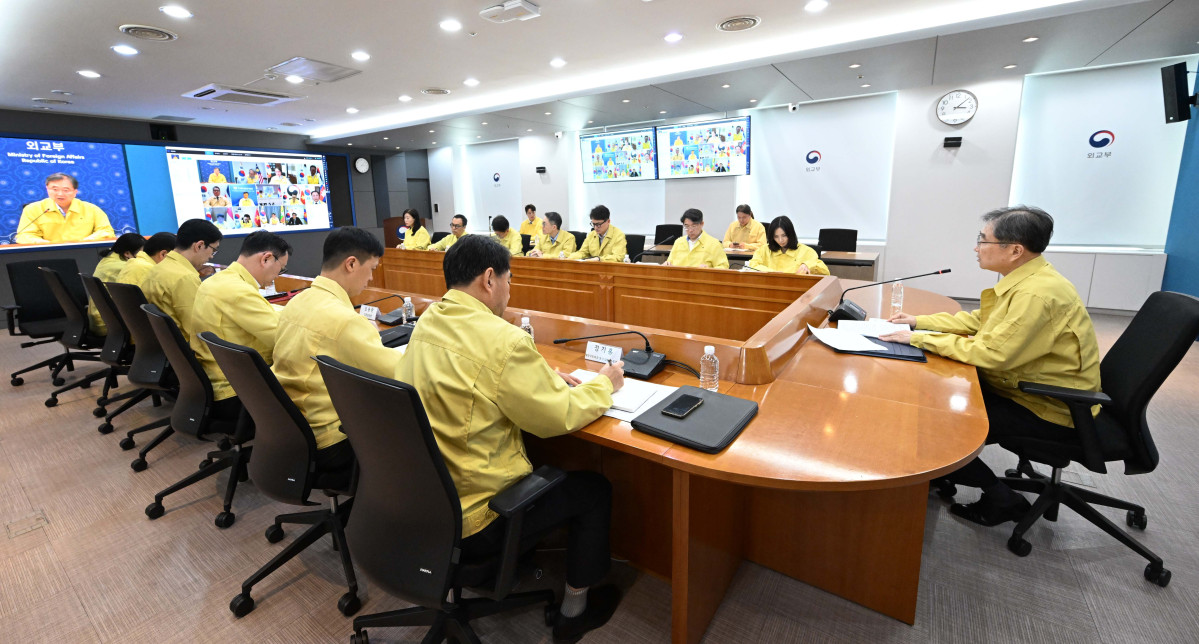 ▲동남아 주재 공관장들과 화상회의하는 조현 외교부 장관 (사진제공=연합뉴스)