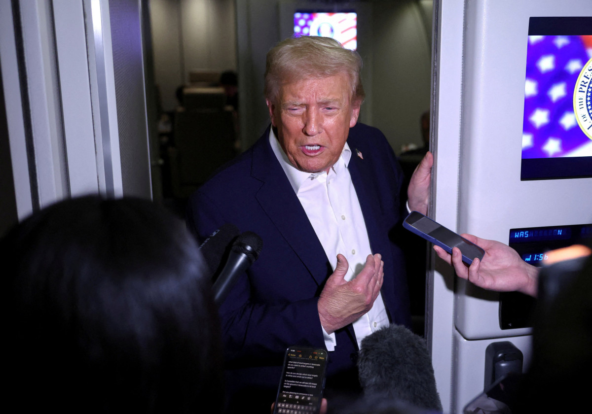 ▲아시아 순방길에 기내에서 언론과 문답하는 트럼프. 로이터연합뉴스