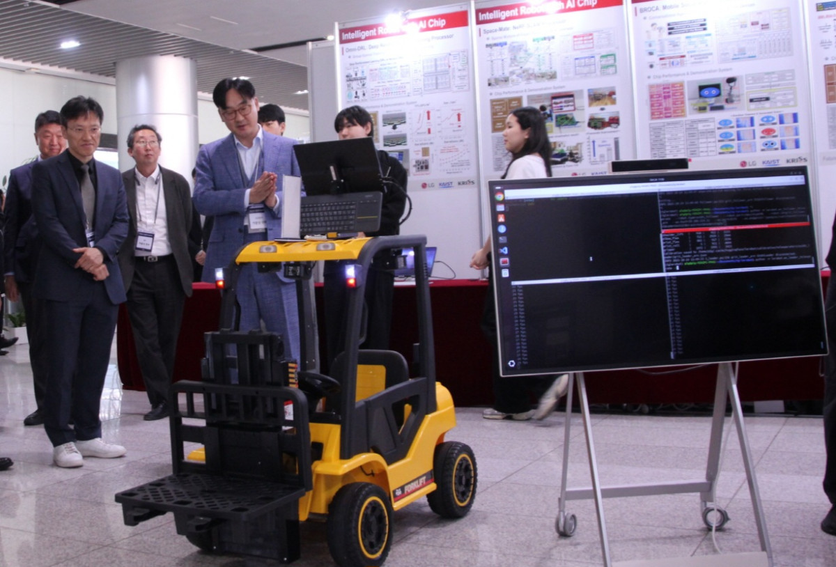 ▲24일 진행한 'Future 2030 서밋'에서 LG전자의 P5G 통신 기술을 활용해 스마트팩토리에서 활용하는 무인 지게차 로봇 제어 시연을 진행하고 있다. (사진제공-LG전자)
