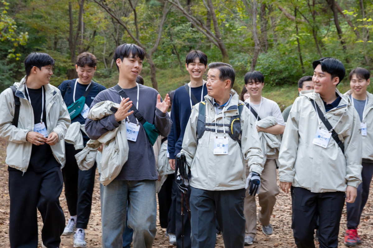 ▲삼양홀딩스 김윤 회장이 임직원들과 10.1km 거리의 ‘퍼포즈 워크’ 트레킹을 하고 있다. (사진제공=삼양그룹)