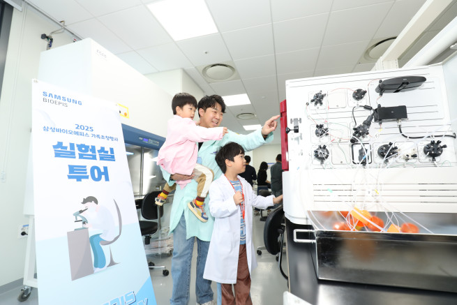 ▲삼성바이오에피스에서 열린 가족초청행사에 참여한 임직원과 가족들이 실험실 투어를 진행하고 있다. (사진제공=삼성바이오에피스)