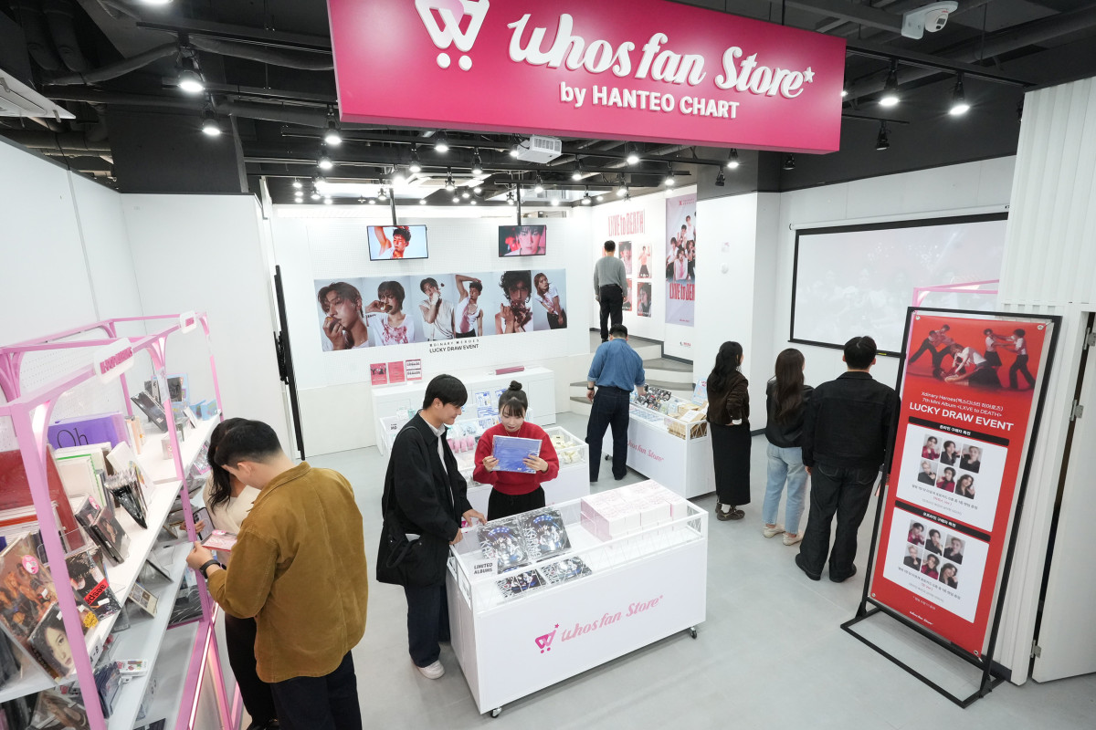 ▲세븐일레븐 뉴웨이브 명동점에 마련된 후즈팬 스토어에서 고객들이 케이팝 앨범을 구경하고 있다.  (사진제공=세븐일레븐)