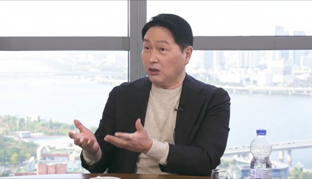 ▲사진설명: 최태원 SK그룹 회장 겸 대한상공회의소 회장이 26일 유튜브 인터뷰에서 APEC CEO 서밋과 한국 경제 해법에 대해 설명하고 있다. (사진제공=SK수펙스)