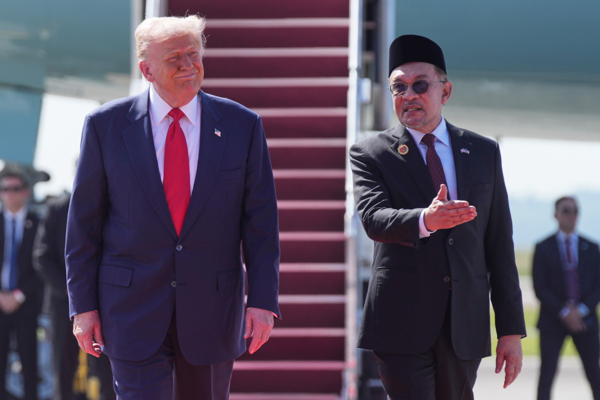▲도널드 트럼프(왼쪽) 미국 대통령이 26일(현지시간) 말레이시아 쿠알라룸푸르 국제공항에 도착해 안와르 이브라힘 말레이시아 총리의 영접을 받고 있다.  (쿠알라룸푸르(말레이시아)/AP연합뉴스)